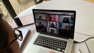 Pop Art et l'artiste aNa propose un team building digital pour faire une œuvre commune ensemble et à distance